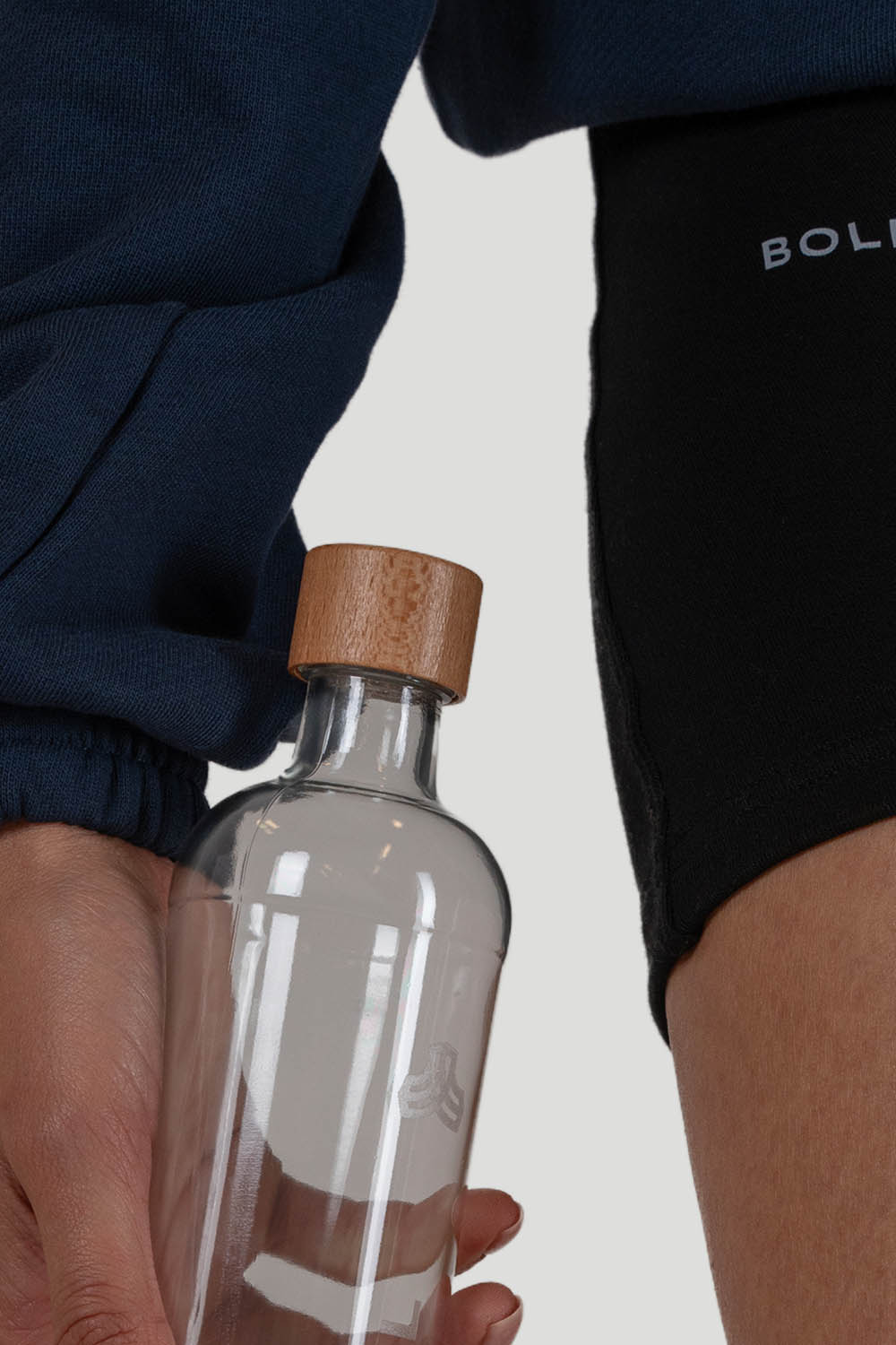 Glasflasche mit Holzdeckel für gesunde Getränke