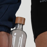 Glasflasche mit Holzdeckel für gesunde Getränke